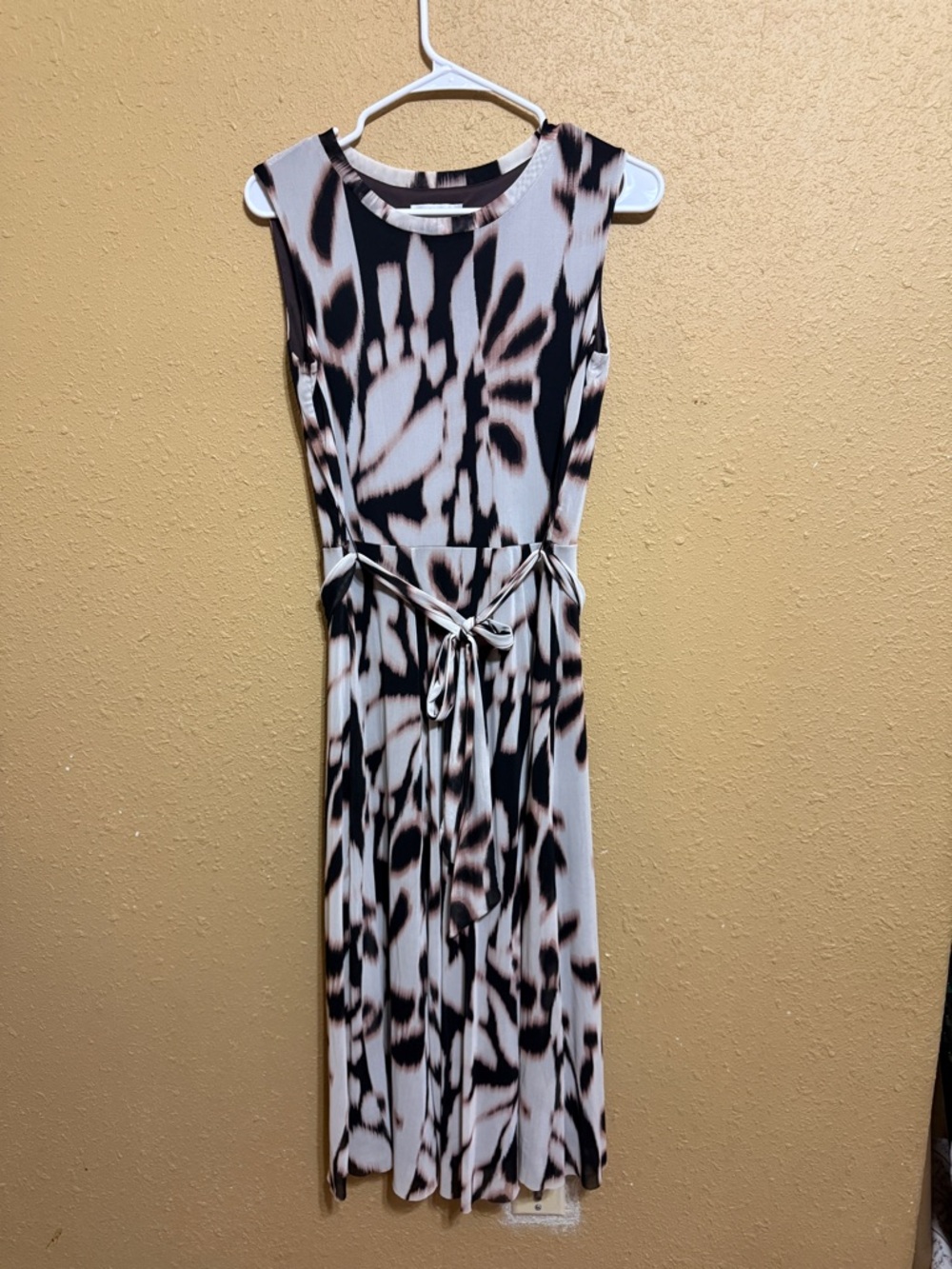 Sandra Darren Black and Cream Sleeveless Tie-Waist Midi Dress